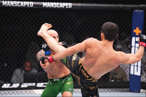 Impresionante patada a la cabeza del ruso Islam Makhachev para noquear al ruso Volkanovski. (Agencias)