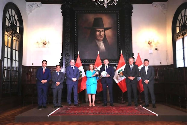 Alejandro Domínguez, presidente de la CONMEBOL, se reunió con Dina Boluarte, presidenta del Perú, para ultimar detalles sobre la final de la Copa Libertadores. (Foto: GEC)