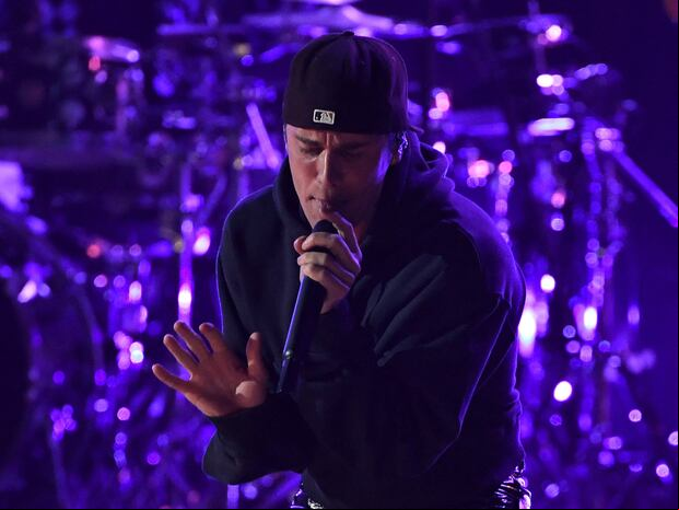 Justin Bieber, que en la imagen canta en la edición 64 de los Grammy Awards en el MGM Grand Garden Arena, ¿será parte del show de medio tiempo del Super Bowl 2024? (Foto: Valerie Macon / AFP)