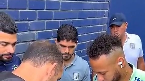 Hernán Barcos firmó la camiseta de Alianza Lima para Neymar. (Video: Difusión)