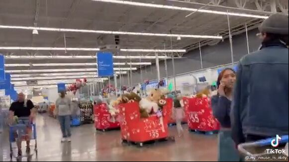 Oso de peluche aterroriza a la gente en Walmart y es captado en un video viral