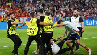 ¡En plena celebración! Morata fue golpeado por hombre de seguridad y salió cojeando