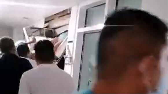 Tragedia en México: niña de 6 años murió tras quedar atrapada en ascensor | Video: Twitter