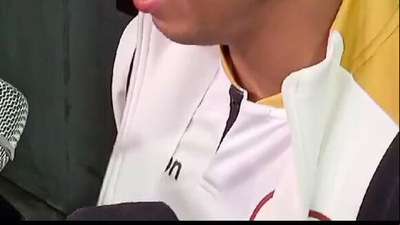 Edison Flores sobre la camiseta de Lolo Fernández en el centenario de Universitario de Deportes. (Video: Wilmer Robles)