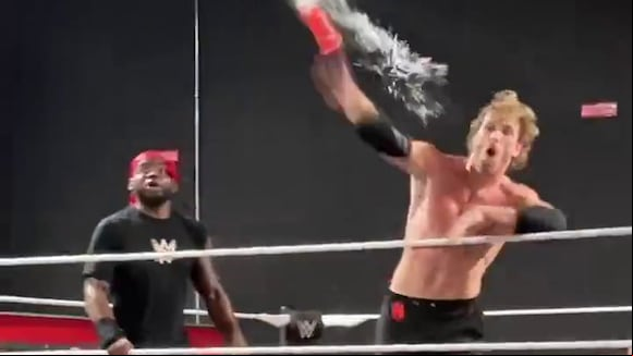 Kevin Owens y Logan Paul protagonizaron pelea en el Performance Center. (Video: WWE)