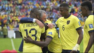 Como un padre: el emotivo reencuentro entre Gustavo Alfaro y los jugadores de Ecuador en Quito