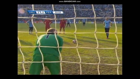 El penal que Diego Penny le atajó a Diego Forlán. (Video: CMD)