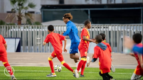 André Carrillo recibió lluvia de fans en una práctica con niños. (Video: @Alqadsiah)