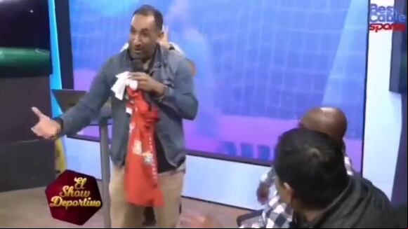 Momento exacto en donde Elejalder Godos tira por los suelos la camiseta de Cienciano. (Video: Best Cable)
