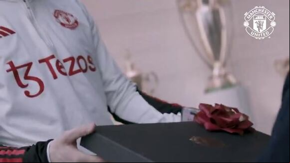 Garnacho, de Manchester United, le dio un regalo a un fanático. (Video: Manchester United)