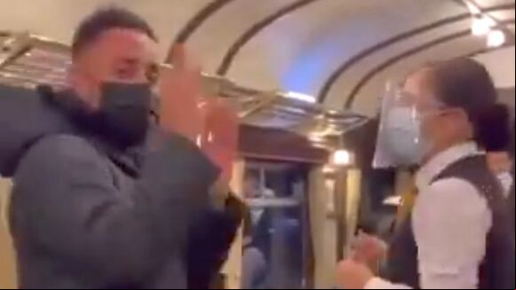 Cueva fue captado bailando en tren del Cusco (Fuente: Twitter)