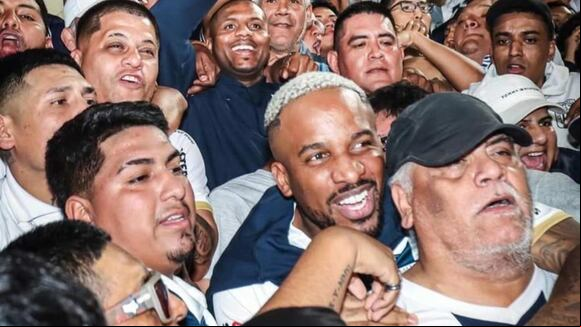 Jefferson Farfán alentando en la tribuna sur a Alianza Lima. (Video: L1 MAX)