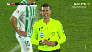 Momentazo en Portugal: árbitro explicó a todo el estadio por qué anuló un gol de chalaca