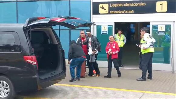 Así fue la llegada de Luis Advíncula a la capital. (Video: Wilmer Robles)