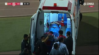 ¡Que no sea nada grave! Yotún salió en ambulancia tras lesión en la rodilla
