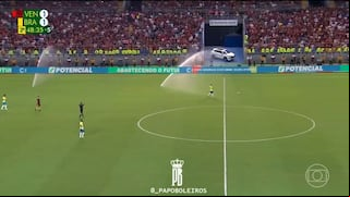 ¡De no creer! Se encendieron los aspersores en pleno partido del Venezuela vs Brasil