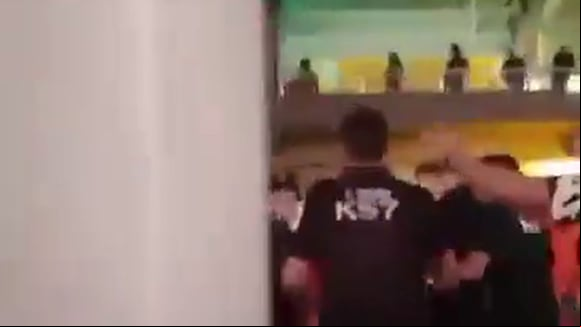 Hinchas de Cobreloa se enfrentan a Bastián Valdés. (Vídeo: @DiegoDeporOhi).