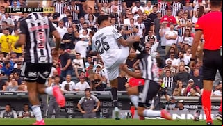 Tras terrible entrada: Botafogo sufrió expulsión en solo 35 segundos ante Atlético Mineiro