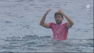 ¿Cómo funciona la prioridad en el surf y cuál fue el reclamo de Alonso Correa?