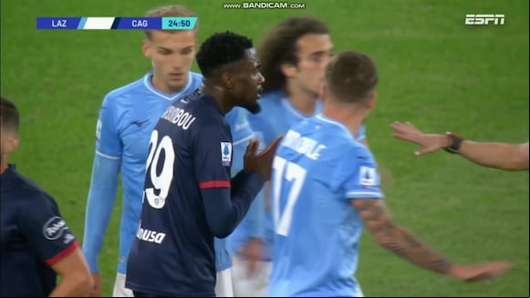 La expulsión de Antoine Makoumbou que dejó al Cagliari con diez jugadores. (Video: ESPN)