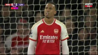 Con presión de ’Lucho’: gol y blooper de Magalhães para el 1-1 del Liverpool vs. Arsenal