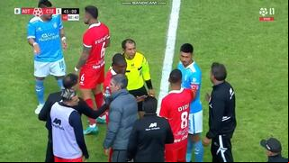 ¡Condenable! Lanzaron un plátano a Aldair Rodríguez en el ADT vs. Cienciano