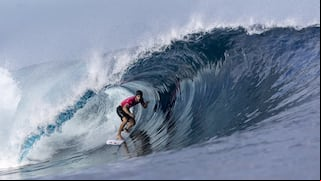 ¡A una ronda de medallas! Alonso Correa clasificó a cuartos de final de surf en París 2024