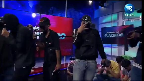 Delincuentes armados toman canal TC en Ecuador (Video: Twitter).