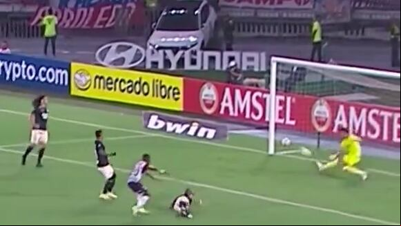 La tremenda salvada de Sebastián Britos en el final contra Junior. (Copa Libertadores)