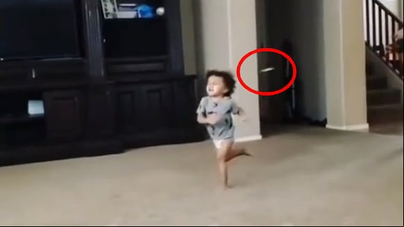 Padre e hijos son virales por su épica forma de jugar (Video: TikTok/@decruzt.23).