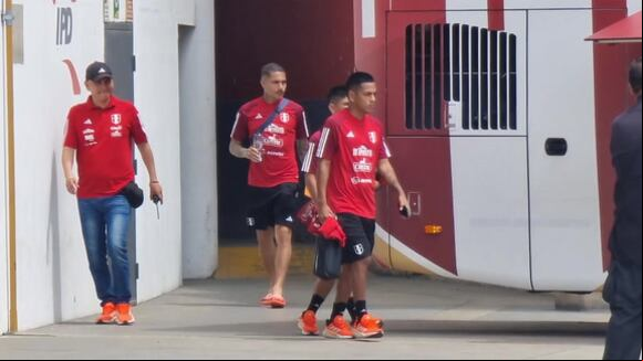 La salida de los jugadores de la 'Bicolor' del Estadio Nacional. (Video: José Varela / Depor)