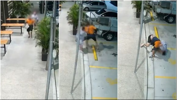 Anciana de 60 años le aplica llave de “lucha libre” a ladrón para evitar robo. (The Sun/Twitter)